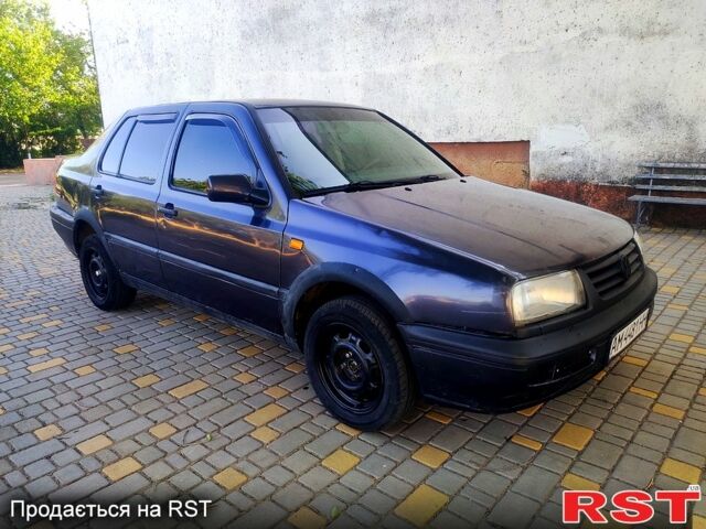 Фиолетовый Фольксваген Венто, объемом двигателя 1.8 л и пробегом 250 тыс. км за 1300 $, фото 2 на Automoto.ua