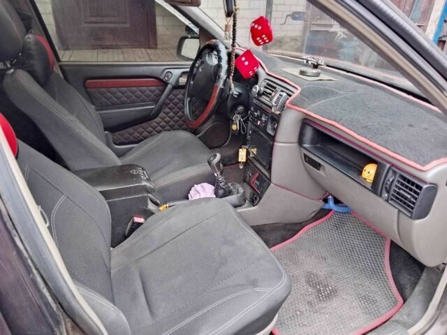 Коричневий Фольксваген Венто, об'ємом двигуна 2 л та пробігом 200 тис. км за 2000 $, фото 4 на Automoto.ua