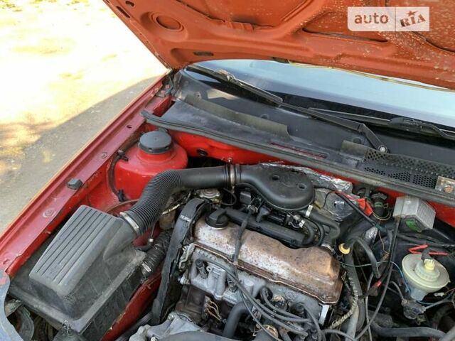 Красный Фольксваген Венто, объемом двигателя 1.8 л и пробегом 150 тыс. км за 1750 $, фото 9 на Automoto.ua