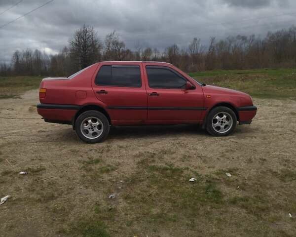 Красный Фольксваген Венто, объемом двигателя 1.78 л и пробегом 300 тыс. км за 2500 $, фото 1 на Automoto.ua