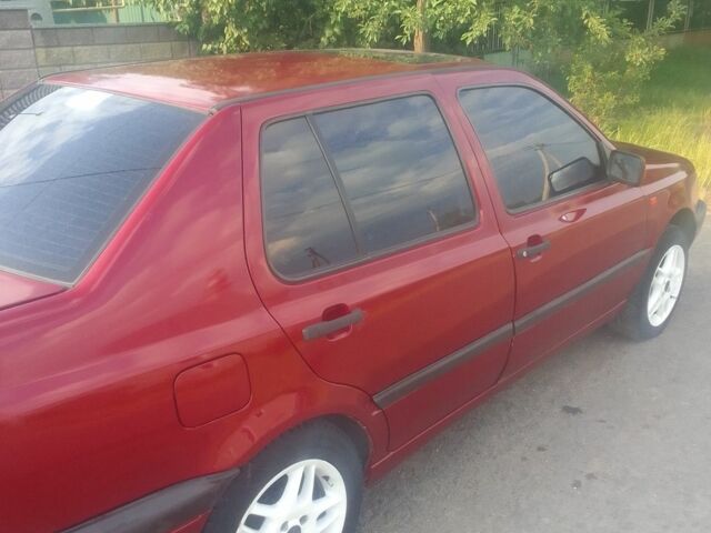 Красный Фольксваген Венто, объемом двигателя 1.8 л и пробегом 550 тыс. км за 1500 $, фото 4 на Automoto.ua