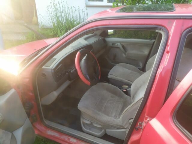 Красный Фольксваген Венто, объемом двигателя 1.8 л и пробегом 280 тыс. км за 1450 $, фото 2 на Automoto.ua