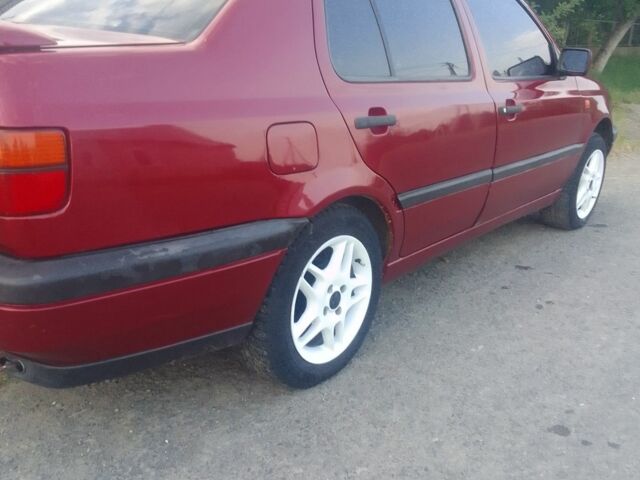 Красный Фольксваген Венто, объемом двигателя 1.8 л и пробегом 550 тыс. км за 1500 $, фото 2 на Automoto.ua