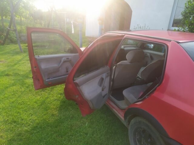 Красный Фольксваген Венто, объемом двигателя 1.8 л и пробегом 280 тыс. км за 1450 $, фото 3 на Automoto.ua