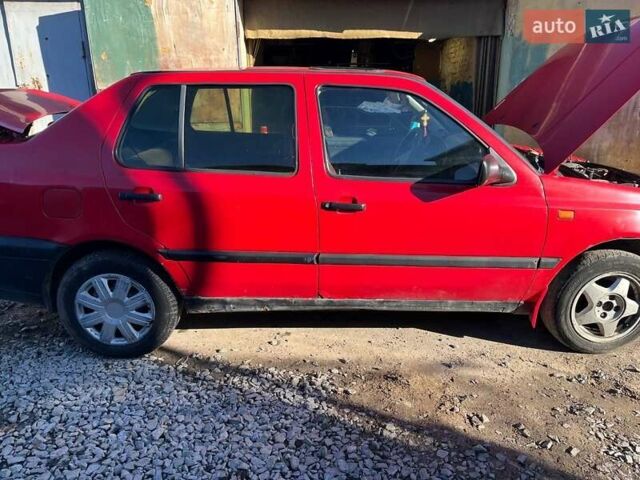 Червоний Фольксваген Венто, об'ємом двигуна 1.9 л та пробігом 310 тис. км за 1400 $, фото 1 на Automoto.ua