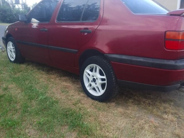 Красный Фольксваген Венто, объемом двигателя 1.8 л и пробегом 550 тыс. км за 1500 $, фото 1 на Automoto.ua