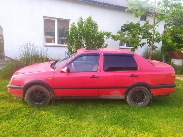 Красный Фольксваген Венто, объемом двигателя 1.8 л и пробегом 280 тыс. км за 1450 $, фото 7 на Automoto.ua