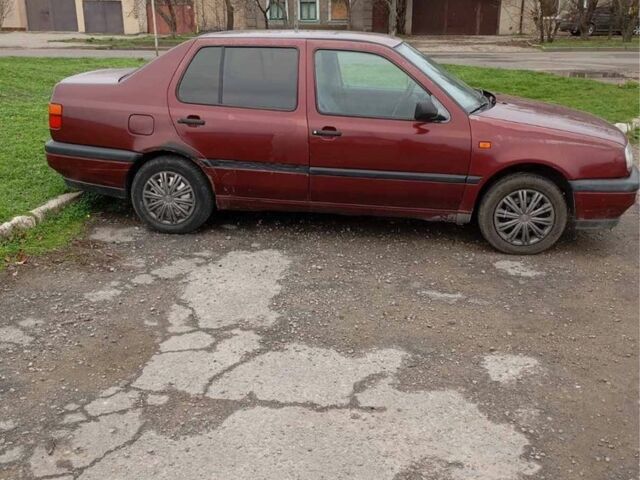 Красный Фольксваген Венто, объемом двигателя 2 л и пробегом 200 тыс. км за 1700 $, фото 1 на Automoto.ua