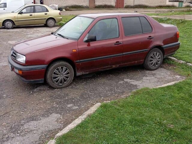 Красный Фольксваген Венто, объемом двигателя 2 л и пробегом 200 тыс. км за 1700 $, фото 4 на Automoto.ua