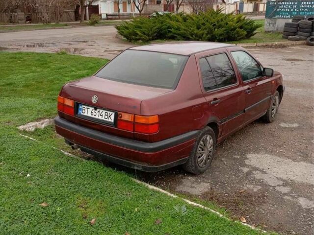 Красный Фольксваген Венто, объемом двигателя 2 л и пробегом 200 тыс. км за 1700 $, фото 2 на Automoto.ua