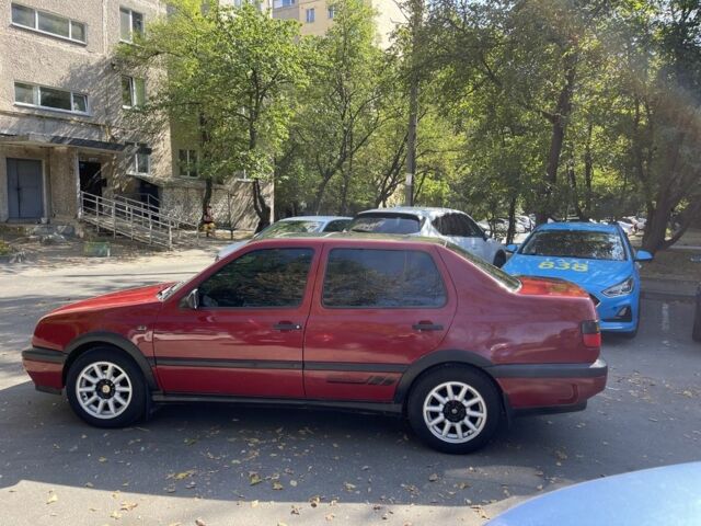 Красный Фольксваген Венто, объемом двигателя 1.9 л и пробегом 320 тыс. км за 1950 $, фото 5 на Automoto.ua