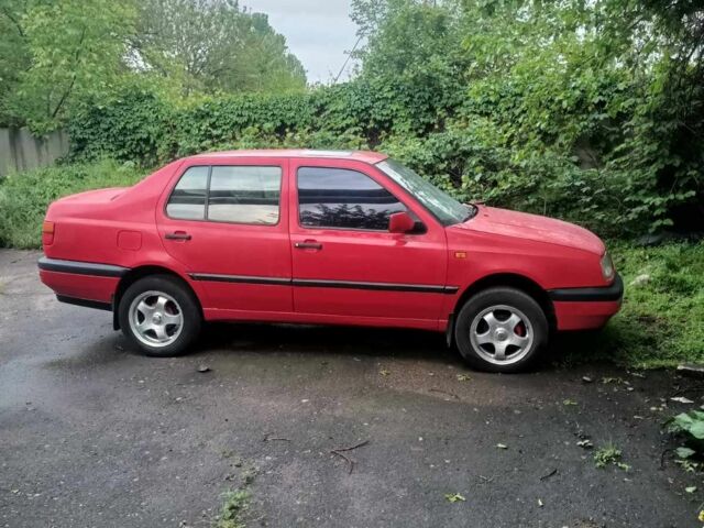 Красный Фольксваген Венто, объемом двигателя 1.8 л и пробегом 183 тыс. км за 2200 $, фото 3 на Automoto.ua