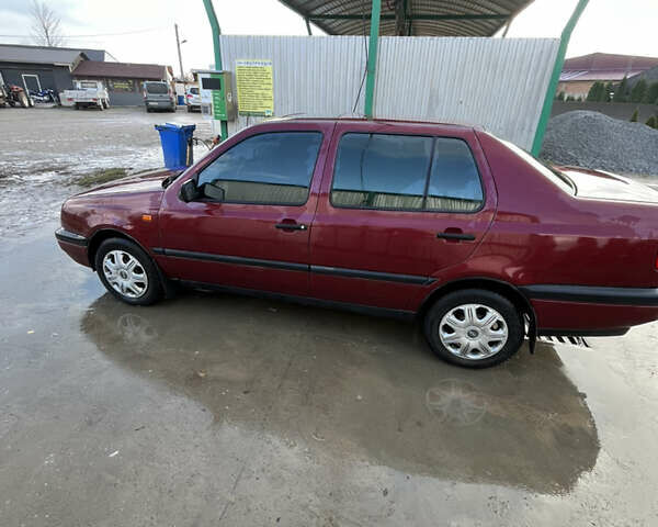 Красный Фольксваген Венто, объемом двигателя 1.78 л и пробегом 300 тыс. км за 2199 $, фото 1 на Automoto.ua