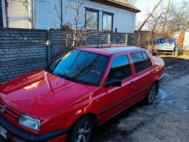 Красный Фольксваген Венто, объемом двигателя 1.8 л и пробегом 92 тыс. км за 3200 $, фото 2 на Automoto.ua