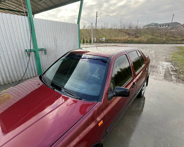 Красный Фольксваген Венто, объемом двигателя 1.78 л и пробегом 300 тыс. км за 2199 $, фото 5 на Automoto.ua