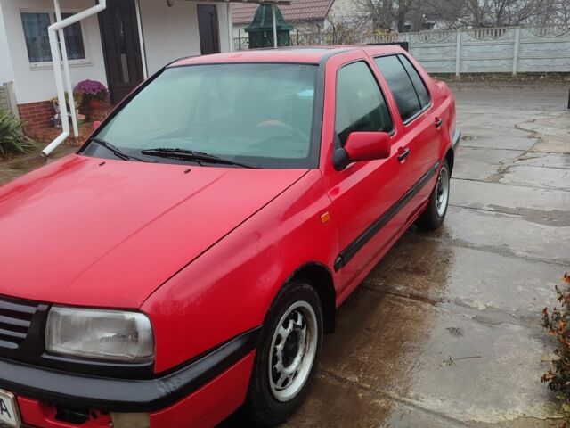 Красный Фольксваген Венто, объемом двигателя 1.8 л и пробегом 485 тыс. км за 2600 $, фото 1 на Automoto.ua