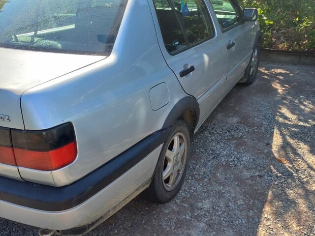 Сірий Фольксваген Венто, об'ємом двигуна 2 л та пробігом 255 тис. км за 2100 $, фото 3 на Automoto.ua