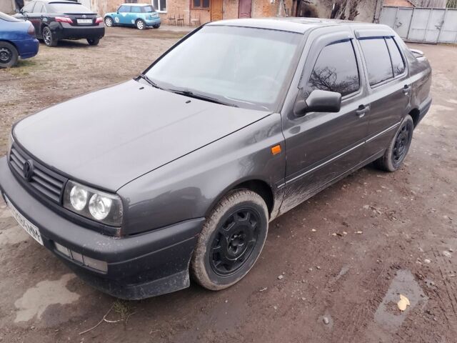 Серый Фольксваген Венто, объемом двигателя 2 л и пробегом 855 тыс. км за 2100 $, фото 2 на Automoto.ua