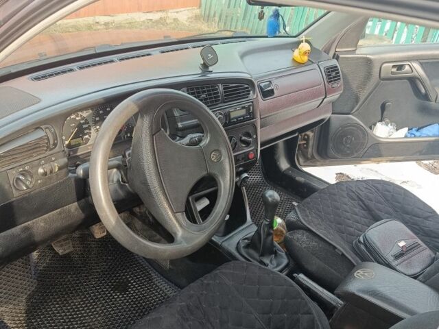 Серый Фольксваген Венто, объемом двигателя 2 л и пробегом 113 тыс. км за 2000 $, фото 4 на Automoto.ua