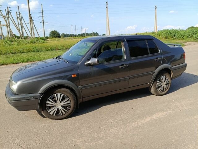 Серый Фольксваген Венто, объемом двигателя 2 л и пробегом 113 тыс. км за 2000 $, фото 3 на Automoto.ua