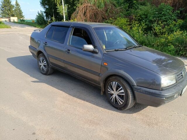 Серый Фольксваген Венто, объемом двигателя 2 л и пробегом 113 тыс. км за 2000 $, фото 2 на Automoto.ua