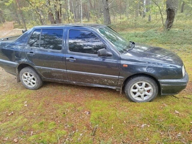 Сірий Фольксваген Венто, об'ємом двигуна 2 л та пробігом 220 тис. км за 1064 $, фото 2 на Automoto.ua