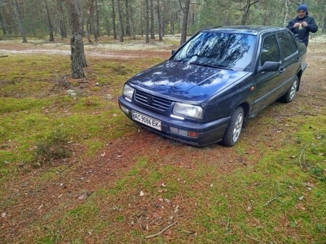 Сірий Фольксваген Венто, об'ємом двигуна 2 л та пробігом 220 тис. км за 1064 $, фото 1 на Automoto.ua