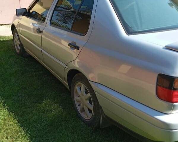 Серый Фольксваген Венто, объемом двигателя 1.8 л и пробегом 196 тыс. км за 2800 $, фото 1 на Automoto.ua