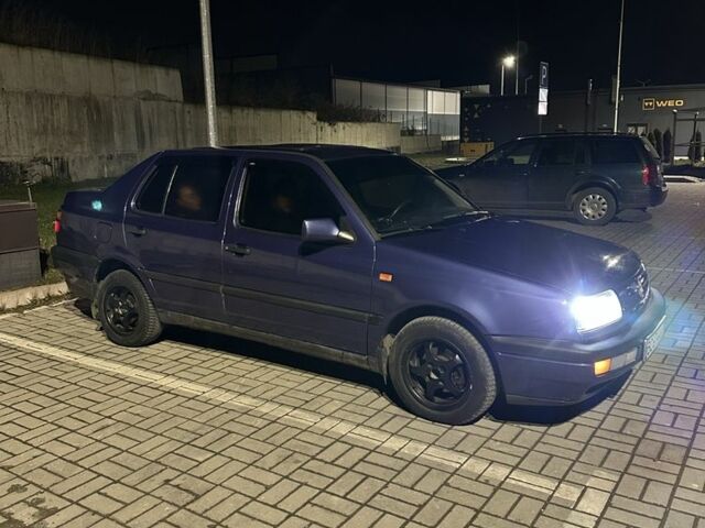 Синій Фольксваген Венто, об'ємом двигуна 1.8 л та пробігом 300 тис. км за 1650 $, фото 4 на Automoto.ua