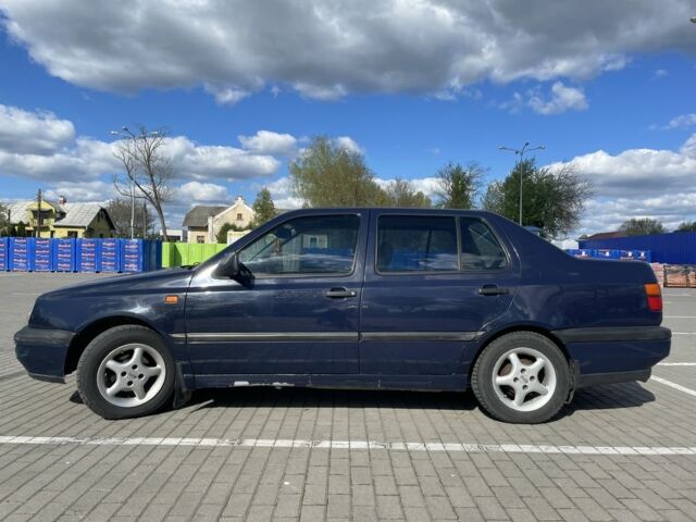 Синій Фольксваген Венто, об'ємом двигуна 1.8 л та пробігом 298 тис. км за 1600 $, фото 4 на Automoto.ua