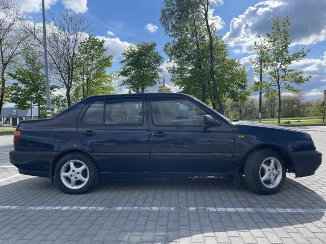 Синій Фольксваген Венто, об'ємом двигуна 1.8 л та пробігом 298 тис. км за 1600 $, фото 1 на Automoto.ua