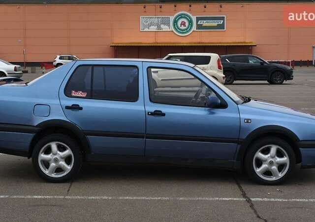 Синій Фольксваген Венто, об'ємом двигуна 1.8 л та пробігом 146 тис. км за 2200 $, фото 3 на Automoto.ua