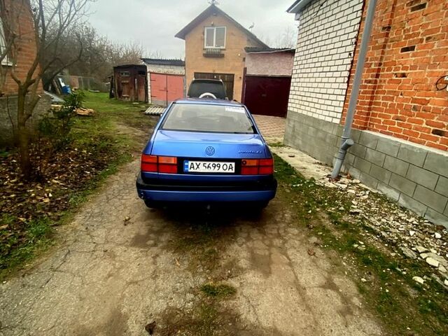 Синий Фольксваген Венто, объемом двигателя 1.8 л и пробегом 186 тыс. км за 2000 $, фото 2 на Automoto.ua