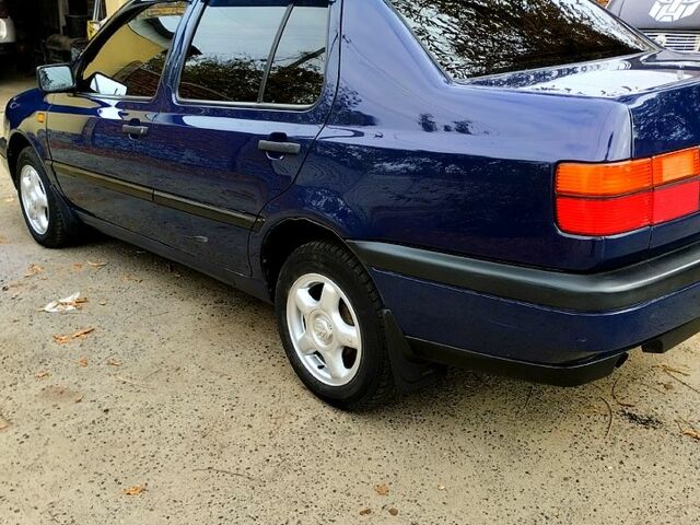 Синій Фольксваген Венто, об'ємом двигуна 1.6 л та пробігом 70 тис. км за 2350 $, фото 3 на Automoto.ua