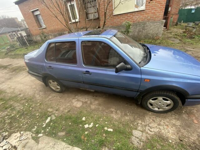 Синий Фольксваген Венто, объемом двигателя 1.8 л и пробегом 182 тыс. км за 2000 $, фото 1 на Automoto.ua