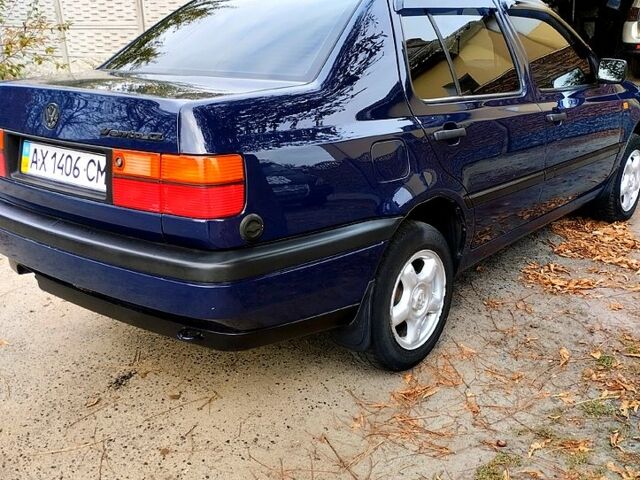 Синій Фольксваген Венто, об'ємом двигуна 1.6 л та пробігом 70 тис. км за 2350 $, фото 2 на Automoto.ua