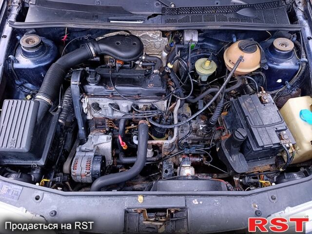 Синій Фольксваген Венто, об'ємом двигуна 1.8 л та пробігом 100 тис. км за 1100 $, фото 5 на Automoto.ua