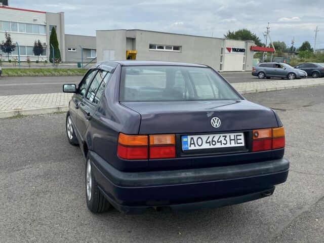 Синий Фольксваген Венто, объемом двигателя 1.8 л и пробегом 300 тыс. км за 1400 $, фото 3 на Automoto.ua