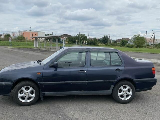 Синий Фольксваген Венто, объемом двигателя 1.8 л и пробегом 300 тыс. км за 1400 $, фото 5 на Automoto.ua