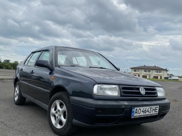 Синий Фольксваген Венто, объемом двигателя 1.8 л и пробегом 300 тыс. км за 1400 $, фото 1 на Automoto.ua