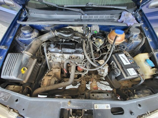 Синий Фольксваген Венто, объемом двигателя 1.8 л и пробегом 275 тыс. км за 1600 $, фото 5 на Automoto.ua