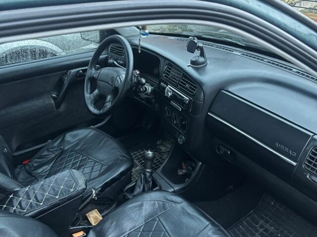 Зелений Фольксваген Венто, об'ємом двигуна 1.8 л та пробігом 240 тис. км за 2400 $, фото 3 на Automoto.ua