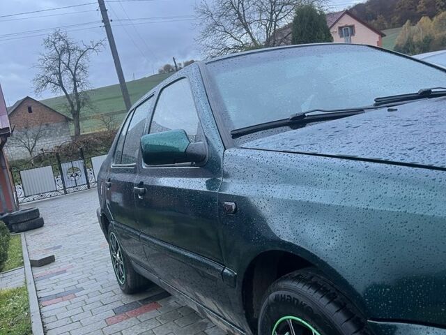 Зелений Фольксваген Венто, об'ємом двигуна 1.8 л та пробігом 240 тис. км за 2400 $, фото 2 на Automoto.ua