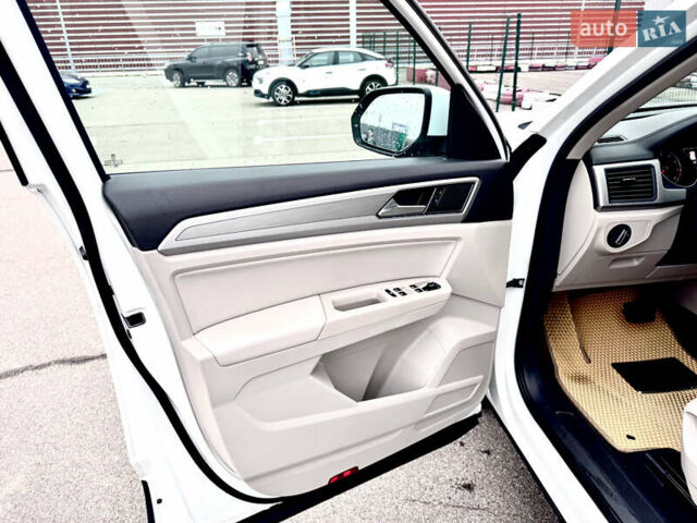 Белый Фольксваген Atlas, объемом двигателя 3.6 л и пробегом 142 тыс. км за 25000 $, фото 20 на Automoto.ua