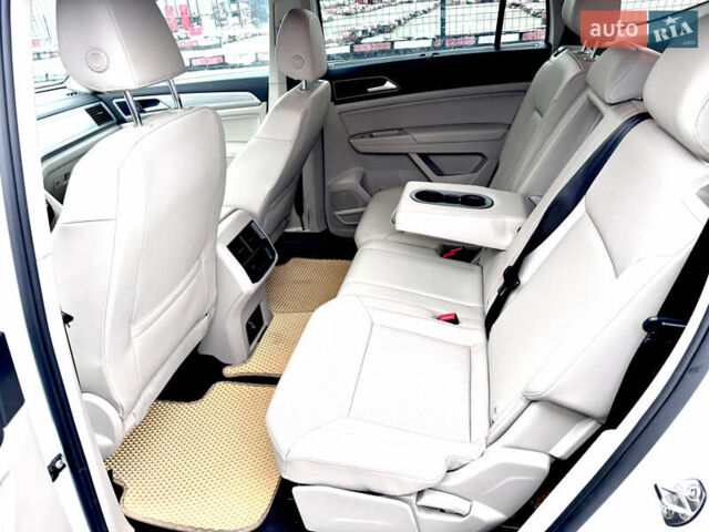 Белый Фольксваген Atlas, объемом двигателя 3.6 л и пробегом 142 тыс. км за 25000 $, фото 18 на Automoto.ua