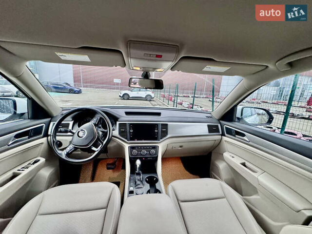 Белый Фольксваген Atlas, объемом двигателя 3.6 л и пробегом 142 тыс. км за 25000 $, фото 11 на Automoto.ua