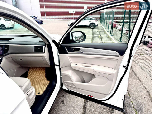 Белый Фольксваген Atlas, объемом двигателя 3.6 л и пробегом 142 тыс. км за 25000 $, фото 13 на Automoto.ua