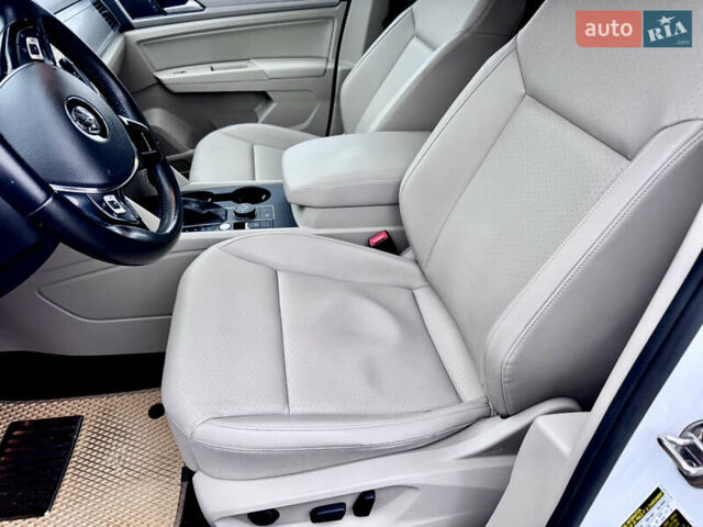 Белый Фольксваген Atlas, объемом двигателя 3.6 л и пробегом 142 тыс. км за 25000 $, фото 24 на Automoto.ua