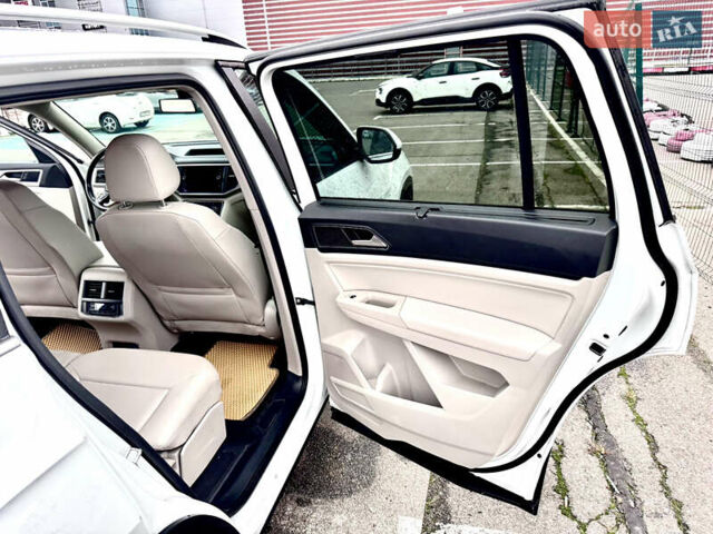 Белый Фольксваген Atlas, объемом двигателя 3.6 л и пробегом 142 тыс. км за 25000 $, фото 15 на Automoto.ua