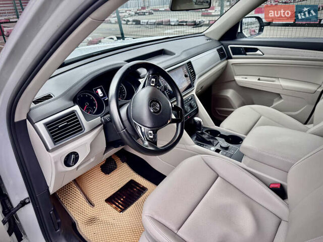 Белый Фольксваген Atlas, объемом двигателя 3.6 л и пробегом 142 тыс. км за 25000 $, фото 25 на Automoto.ua